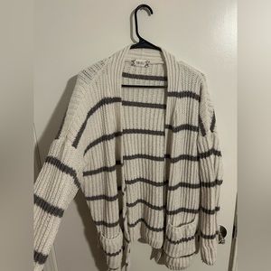 Size medium. Sweater cardigan.